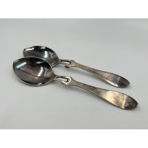 282 - A pair of antique Roberts & Belk silver plated jam spoons - approx. 14cm long