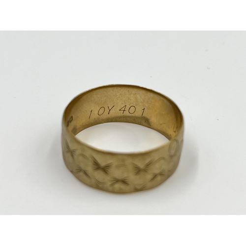 2346 - A hallmarked Birmingham 9ct gold engraved ring, dated 1975, size U - approx. gross weight 4.13 grams