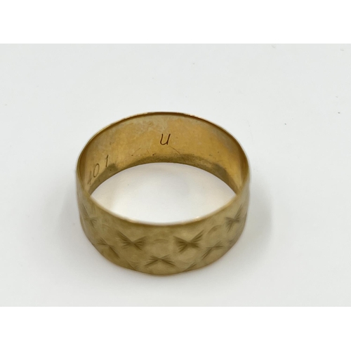 2346 - A hallmarked Birmingham 9ct gold engraved ring, dated 1975, size U - approx. gross weight 4.13 grams