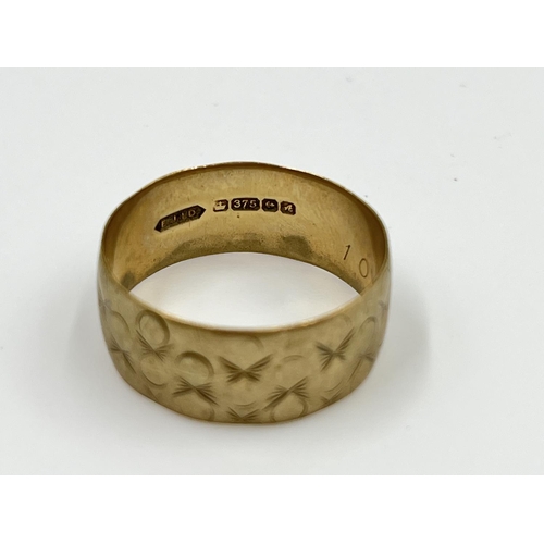 2346 - A hallmarked Birmingham 9ct gold engraved ring, dated 1975, size U - approx. gross weight 4.13 grams