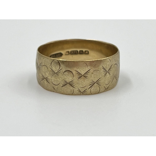 2346 - A hallmarked Birmingham 9ct gold engraved ring, dated 1975, size U - approx. gross weight 4.13 grams