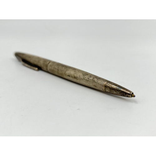 279 - A vintage hallmarked Birmingham silver retractable ballpoint pen, dated 1964 - approx. gross weight ... 