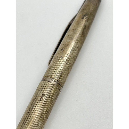 279 - A vintage hallmarked Birmingham silver retractable ballpoint pen, dated 1964 - approx. gross weight ... 