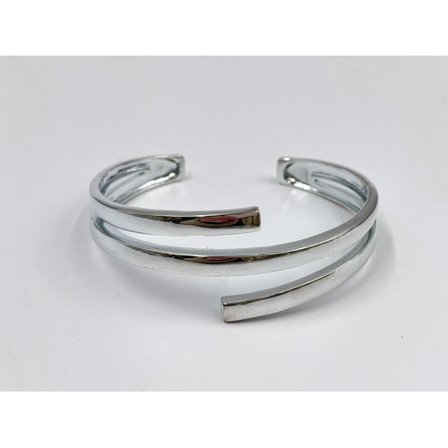 2340 - A collection of jewellery to include Fiorelli ring - size P, grey wired bangle with 925 silver flora... 