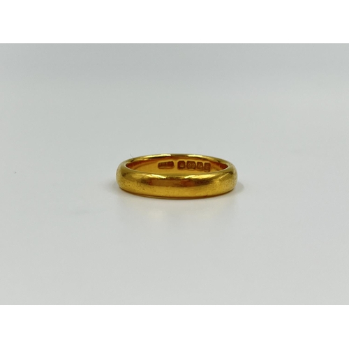 2362 - A hallmarked Birmingham 22ct gold wedding band ring, size M - approx. gross weight 5.84 grams