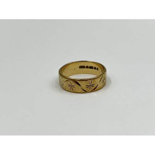 2329 - A hallmarked London 9ct gold star engraved ring, dated 1976, size O - approx. gross weight 3.1 grams