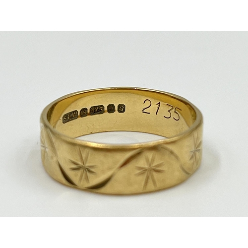 2329 - A hallmarked London 9ct gold star engraved ring, dated 1976, size O - approx. gross weight 3.1 grams