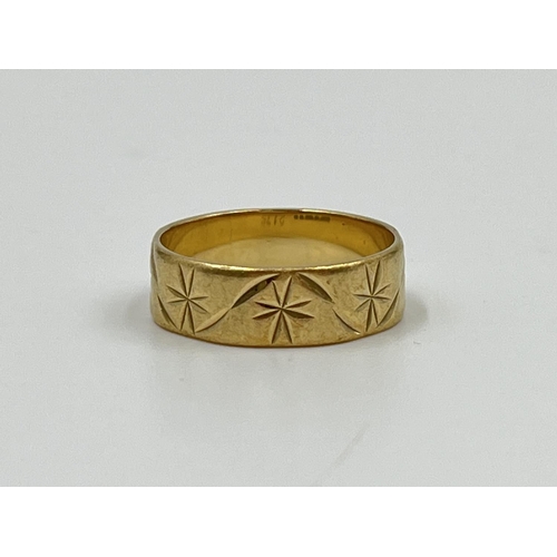 2329 - A hallmarked London 9ct gold star engraved ring, dated 1976, size O - approx. gross weight 3.1 grams