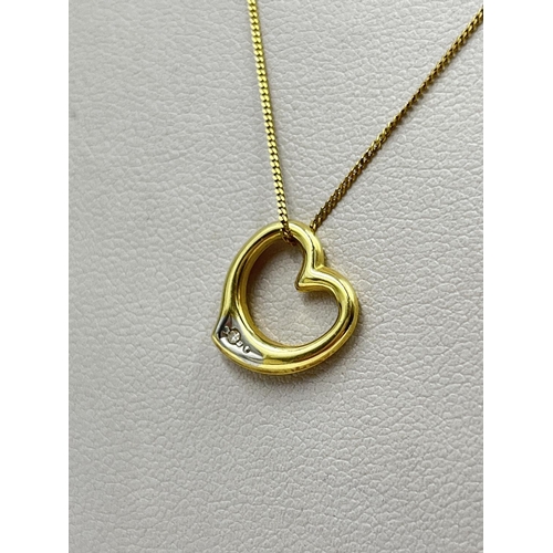 2353 - A 9ct gold diamond heart pendant necklace - approx. gross weight 1 gram