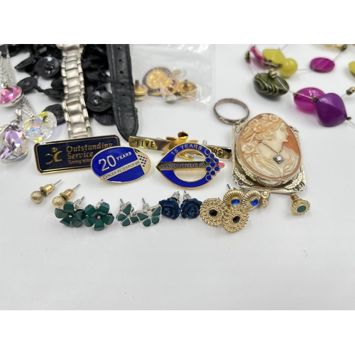 2391 - A collection of assorted costume jewellery to include necklaces, watches etc.