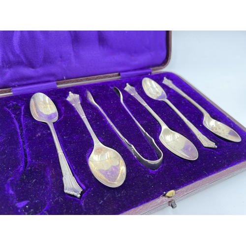 283 - A cased set of five Walker & Hall hallmarked Sheffield silver teaspoons with matching sugar tongs, d... 