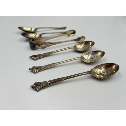 283 - A cased set of five Walker & Hall hallmarked Sheffield silver teaspoons with matching sugar tongs, d... 