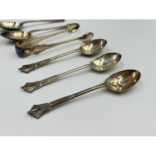 283 - A cased set of five Walker & Hall hallmarked Sheffield silver teaspoons with matching sugar tongs, d... 