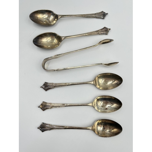 283 - A cased set of five Walker & Hall hallmarked Sheffield silver teaspoons with matching sugar tongs, d... 