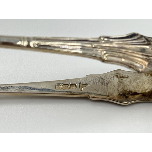 283 - A cased set of five Walker & Hall hallmarked Sheffield silver teaspoons with matching sugar tongs, d... 