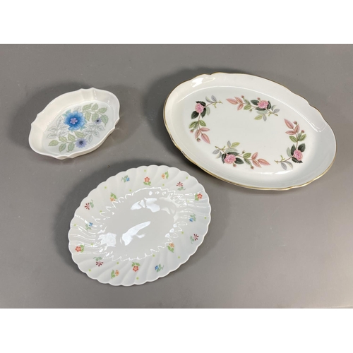 460 - Twelve pieces of assorted Wedgwood china to include Meadow Sweet circular trinket box, Ice Rose bud ... 