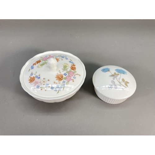 460 - Twelve pieces of assorted Wedgwood china to include Meadow Sweet circular trinket box, Ice Rose bud ... 