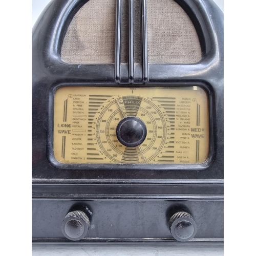 1289 - A mid 1930s bakelite cased Philco Radio and Television Corp model 444 two band four valve radio