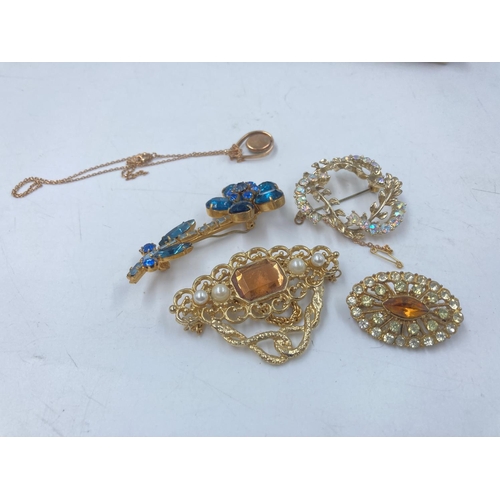 723 - A collection of assorted costume jewellery to include rings, necklaces, Monsoon quartz wristwatch, p... 