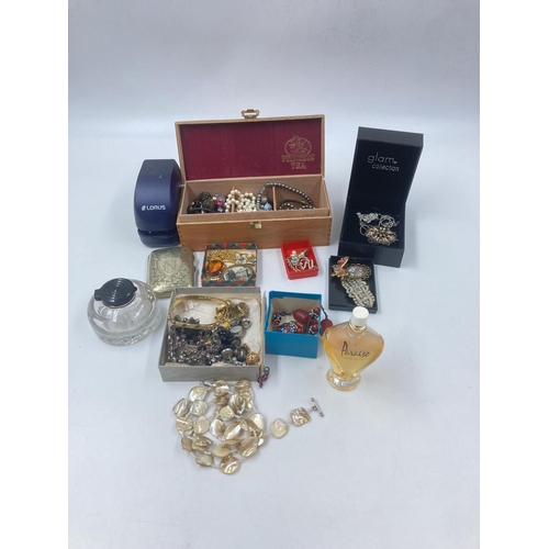 726 - A collection of assorted items to include vintage cigarette case, cased Lorus quartz ladies wristwat... 