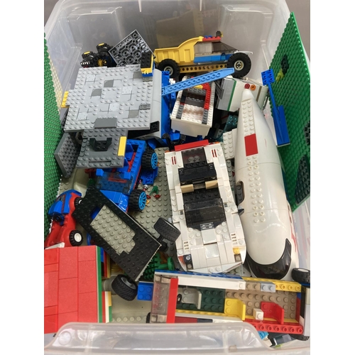 671 - A box containing a large quantity of Lego