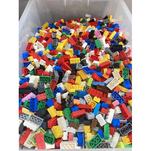 672 - A box containing a large quantity of Lego building blocks