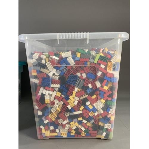 672 - A box containing a large quantity of Lego building blocks