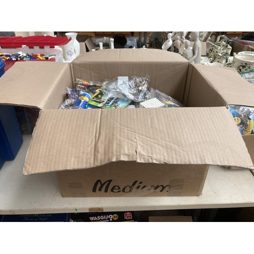 685 - A box containing a large quantity of Lego