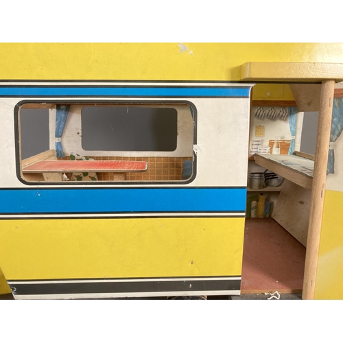 614 - Two 1960's Sindy toys, one yellow and blue caravan - approx. 37cm high x 25cm wide x 48cm deep and o... 