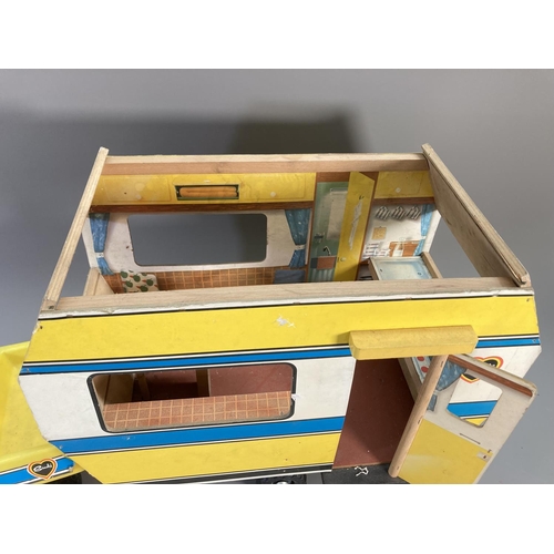 614 - Two 1960's Sindy toys, one yellow and blue caravan - approx. 37cm high x 25cm wide x 48cm deep and o... 