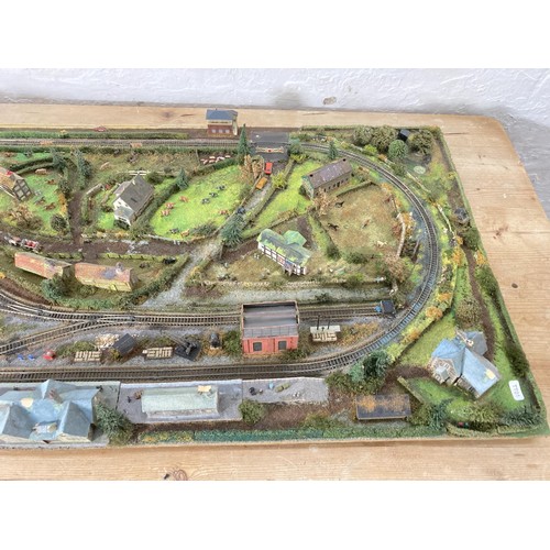 612A - A scratch built N gauge model railway track with building and accessories - approx. 125cm x 64cm