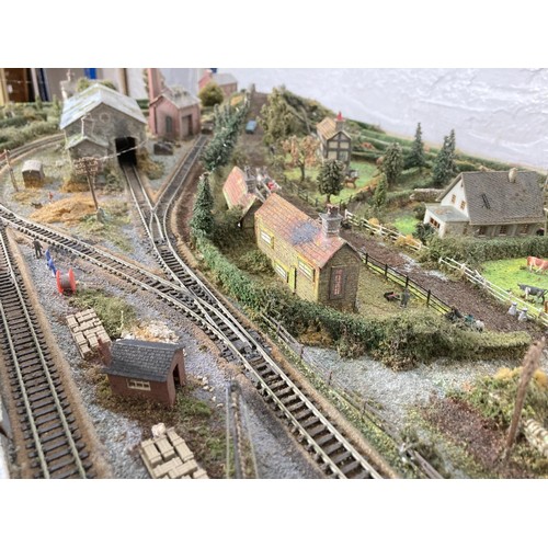 612A - A scratch built N gauge model railway track with building and accessories - approx. 125cm x 64cm