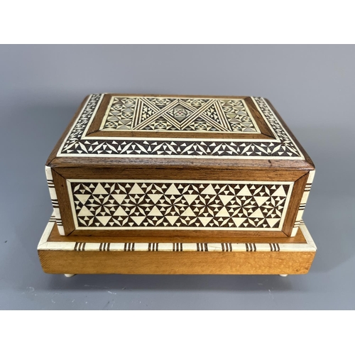 820 - A mid 20th century teak and beech mosaic inlaid musical cigarette dispenser - approx. 10cm high x 17... 