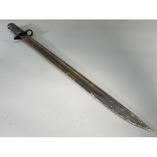 828 - A British Lee Enfield (SMLE) Pattern 1907 bayonet - blade length approx. 43cm