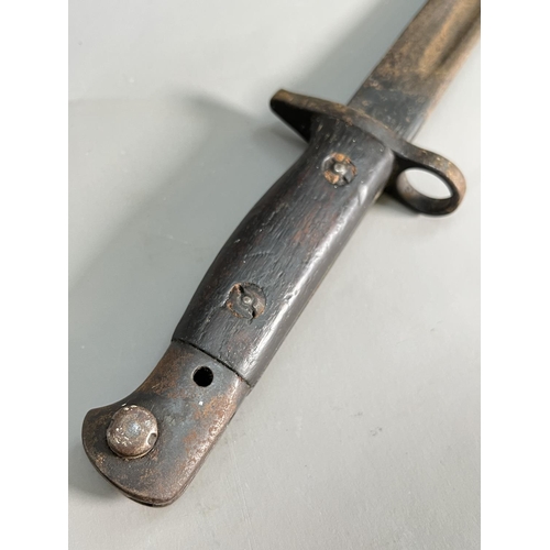 828 - A British Lee Enfield (SMLE) Pattern 1907 bayonet - blade length approx. 43cm