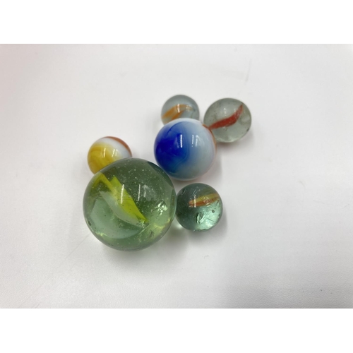 656A - A large quantity of glass marbles