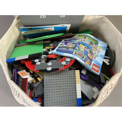 684A - A box containing a large quantity of Lego