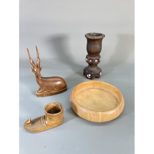 836 - A collection of assorted treenware to include carved cat, carved tortoise, coasters, shoe horn etc.