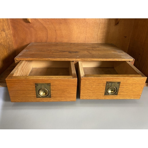 846 - A mid 20th century oak smokers cabinet with two internal drawers and shelf - approx. 36cm high x 51c... 