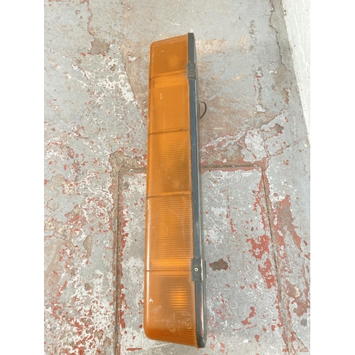 858 - A roof mountable vehicle warning light - approx. 18cm high x 103cm long x 23cm wide