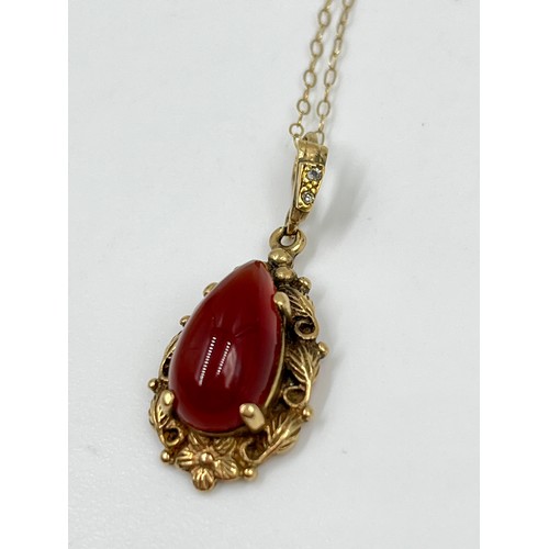 2311 - A 9ct gold carnelian drop ornate framed necklace - approx. gross weight 2.8 grams