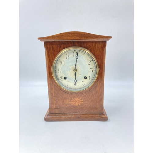 809 - An Edwardian oak cased chiming mantel clock with satinwood inlay and key - approx. 30cm high x 21.5c... 