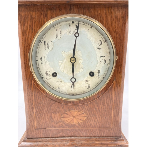 809 - An Edwardian oak cased chiming mantel clock with satinwood inlay and key - approx. 30cm high x 21.5c... 