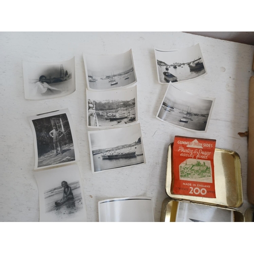 1257 - A collection of vintage photographs, negatives and accessories