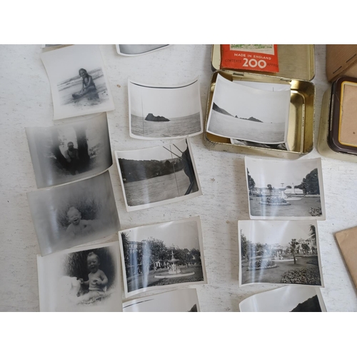 1257 - A collection of vintage photographs, negatives and accessories