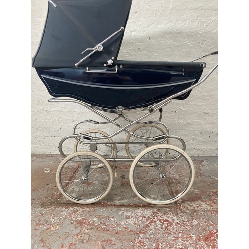 863 - A vintage Silver Cross blue and chrome pram - approx. 120cm high (with hood) x 60cm wide and 122cm l... 