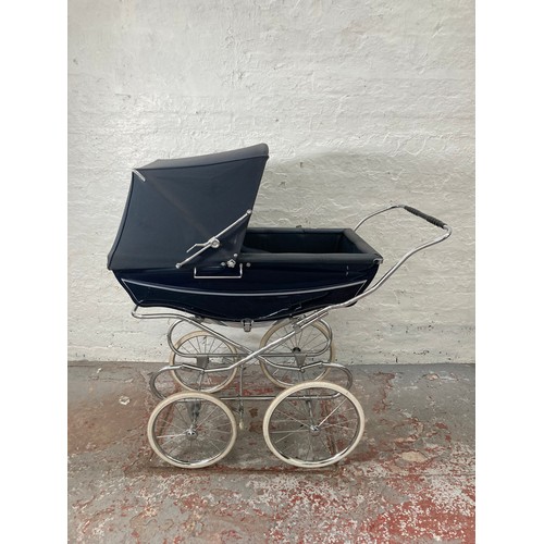 863 - A vintage Silver Cross blue and chrome pram - approx. 120cm high (with hood) x 60cm wide and 122cm l... 