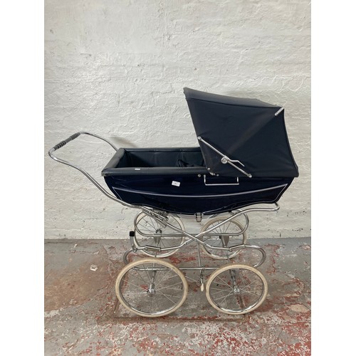 863 - A vintage Silver Cross blue and chrome pram - approx. 120cm high (with hood) x 60cm wide and 122cm l... 