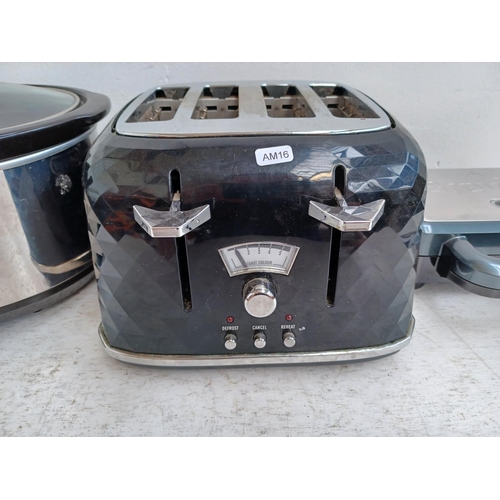 1549 - Three items, one Morphy Richards 48715 slow cooker, one De'longhi four slice toaster with toast colo... 