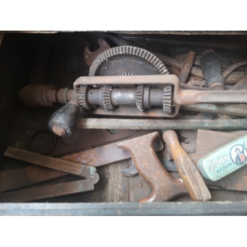 1670 - An early 20th century ebonised pine carpenters tool chest containing assorted vintage hand tools to ... 